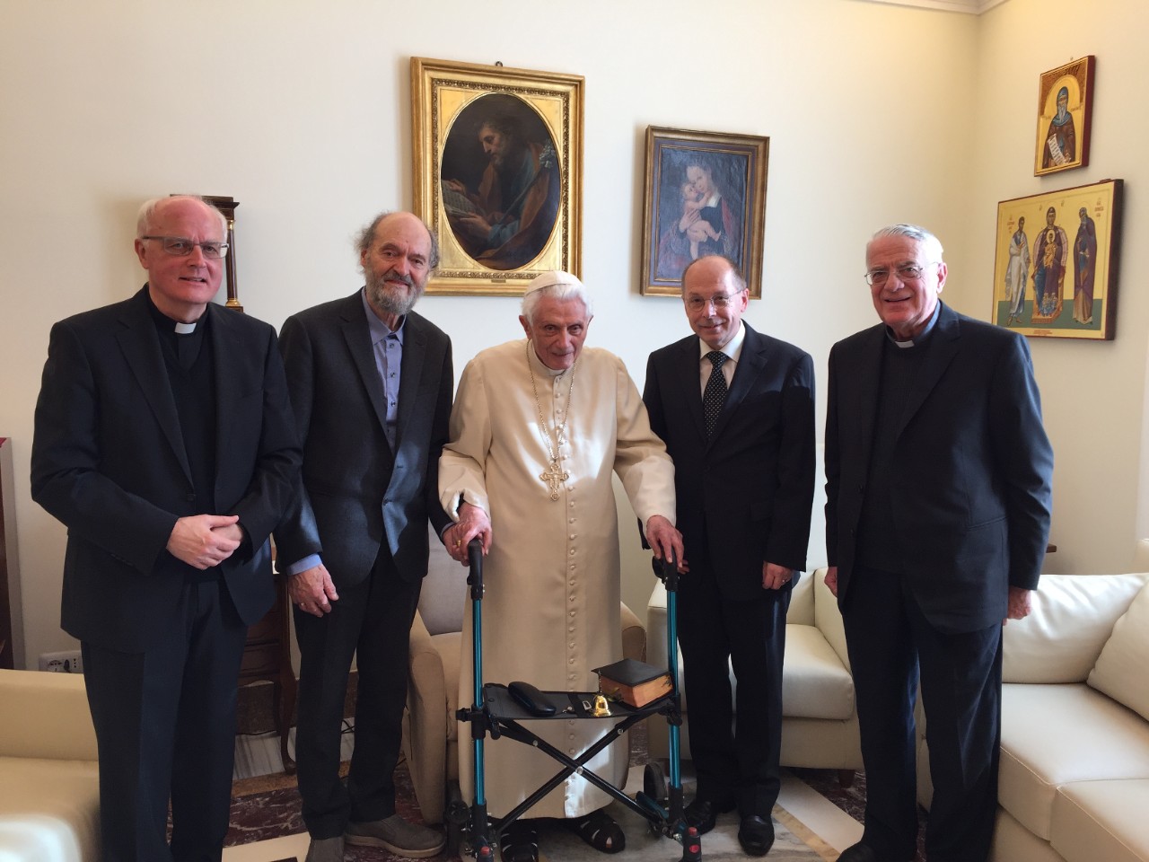 BENEDICTO XVI RECIBE LA VISITA DE LOS PREMIOS RATZINGER 2017